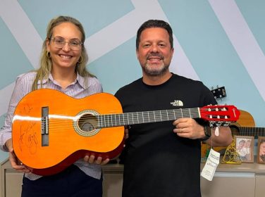 Hospital da Criança de Maringá recebe doação recorde de cinco toneladas de alimentos e violão autografado por Luan Santana